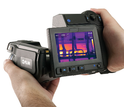 flir-t620-infrared-camera-back-hands 1